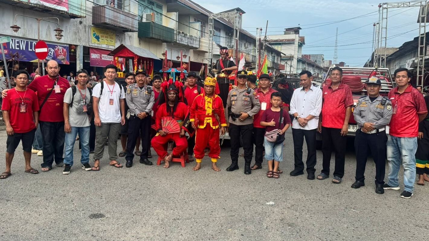 Arak-arakan naga, barongsai, dan tatung memeriahkan tradisi budaya Ritual Cuci Jalan di kawasan Pekong Tri Dharma Sanggau menjelang puncak perayaan Cap Go Meh 2026.