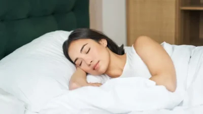 "Tenggorokan mulai terasa sakit dan gatal saat menjelang tidur? Lakukan 4 ritual malam sederhana ini agar tenggorokanmu membaik dan lega keesokan harinya."
