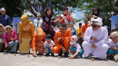 "Konten kreator asal Swiss, Robby 3 Wheels, terpukau menyaksikan hari tanpa bayangan di Tugu Khatulistiwa Pontianak yang bertepatan dengan suasana Lebaran."