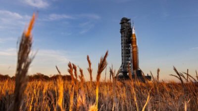 Roket Artemis milik NASA berdiri tegak di landasan peluncuran dengan latar belakang padang rumput saat matahari terbenam. (Dok. HO/Faktakalbar.id)