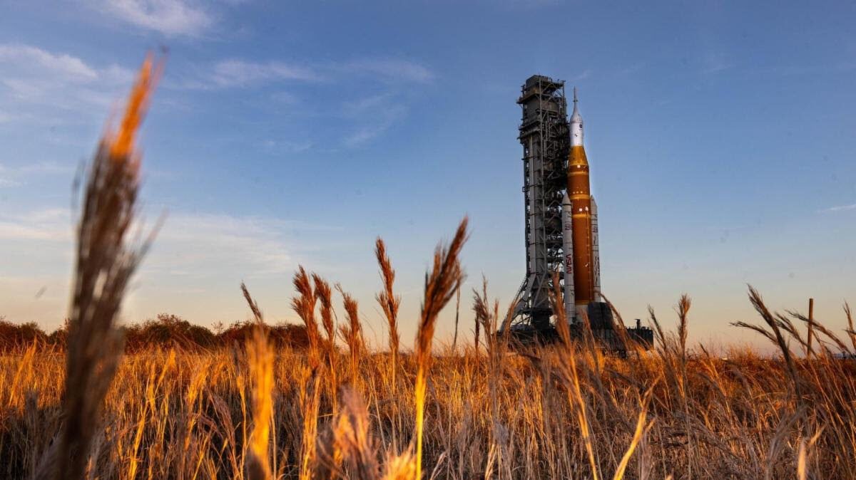 Roket Artemis milik NASA berdiri tegak di landasan peluncuran dengan latar belakang padang rumput saat matahari terbenam. (Dok. HO/Faktakalbar.id)