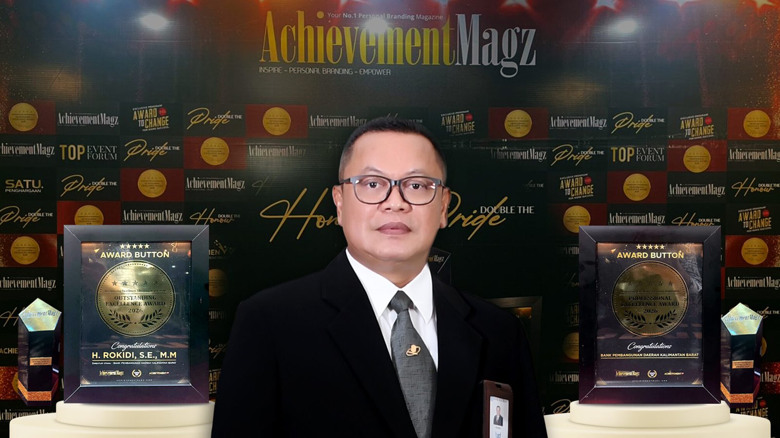 Direktur Utama Bank Kalbar Rokidi berpose dengan dua penghargaan Professional Excellence Award 2026 dan Outstanding Excellence Award 2026 dari Achievement Magazine. (Dok. HO/Faktakalbar.id)