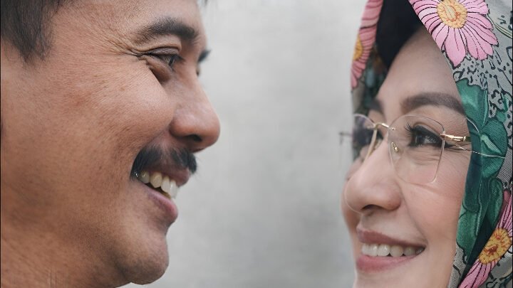 Ilustrasi AI - Rismon keluar barisan dan meminta maaf. Kini tersisa Roy Suryo dan dr. Tifa yang menegaskan tidak mundur. Bagaimana kelanjutan drama ini? (Dok: Rosadi Jamani)