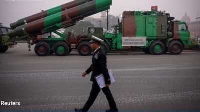 Kendaraan peluncur rudal supersonik BrahMos dalam sebuah parade militer yang kini resmi dipesan oleh Pemerintah Indonesia. (Dok. HO/Faktakalbar.id)