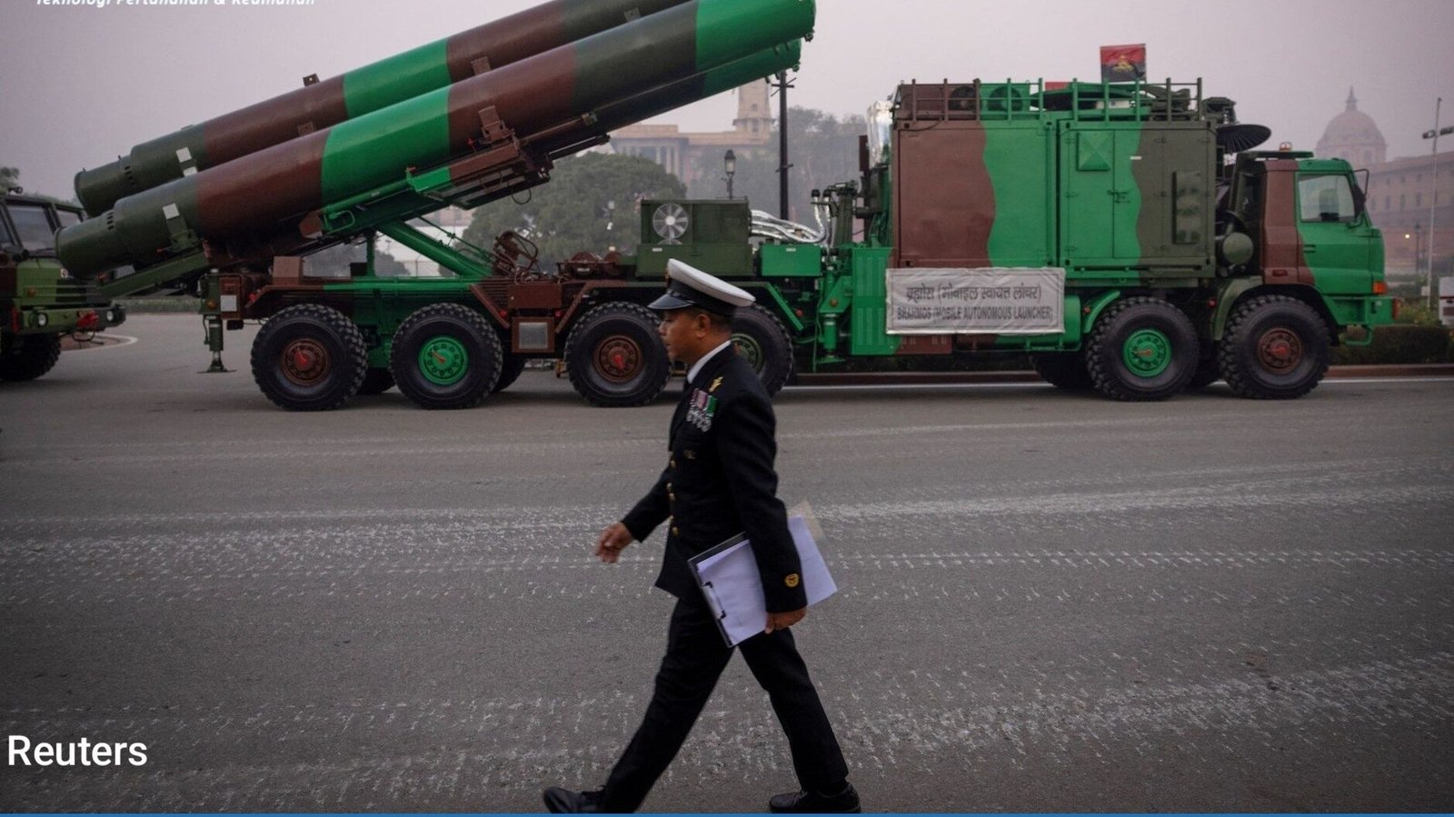 Kendaraan peluncur rudal supersonik BrahMos dalam sebuah parade militer yang kini resmi dipesan oleh Pemerintah Indonesia. (Dok. HO/Faktakalbar.id)
