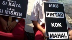 "Nilai tukar rupiah kini menembus angka Rp17.000 per dolar AS. Pahami 5 dampak pelemahan rupiah terhadap harga barang dan daya beli masyarakat di Indonesia."