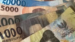 "Nilai tukar rupiah resmi menembus level psikologis Rp17.000 per dolar AS pada perdagangan Senin pagi akibat sentimen konflik di Timur Tengah. "