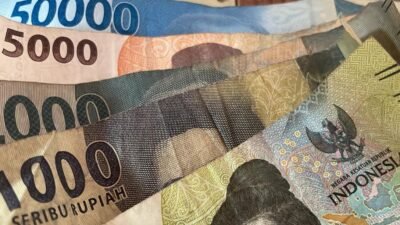 "Nilai tukar rupiah resmi menembus level psikologis Rp17.000 per dolar AS pada perdagangan Senin pagi akibat sentimen konflik di Timur Tengah. "