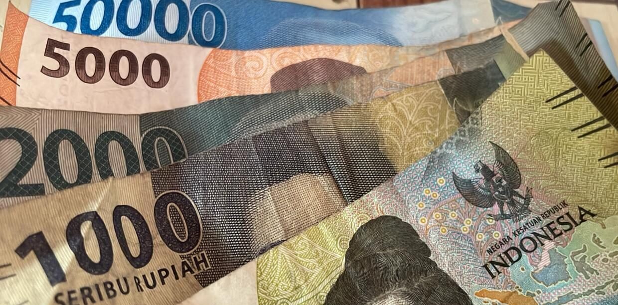 "Nilai tukar rupiah resmi menembus level psikologis Rp17.000 per dolar AS pada perdagangan Senin pagi akibat sentimen konflik di Timur Tengah. "