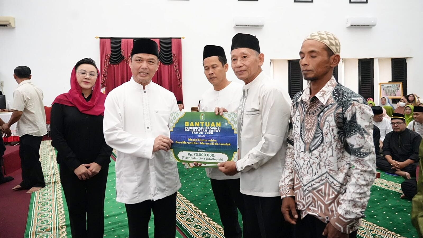 Gubernur Kalimantan Barat Ria Norsan menyerahkan bantuan rumah ibadah secara simbolis dalam kegiatan Safari Ramadan guna memperkuat toleransi di Kabupaten Landak.