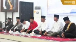Bupati Kayong Utara Romi Wijaya bersama Wakil Gubernur Kalbar Kristantus Kurniawan dan jajaran Forkopimda saat menghadiri Safari Ramadan di Pendopo Bupati. (Dok. HO/Faktakalbar.id)