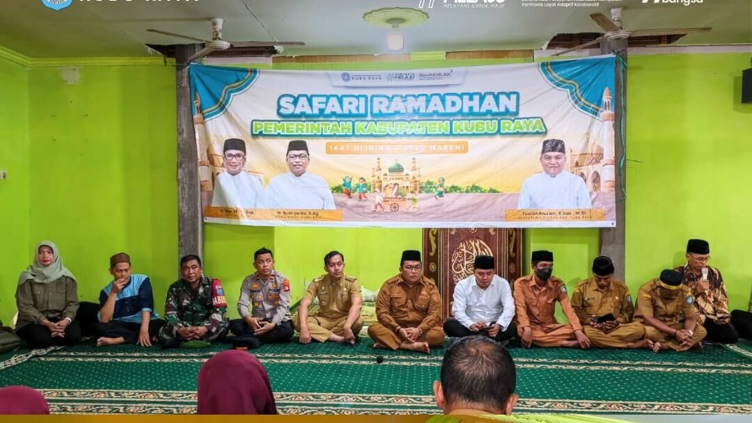 Wakil Bupati Kubu Raya Sukiryanto bersama jajaran duduk bersila dalam agenda Safari Ramadan di Masjid Miftahul Hidayah, Desa Sungai Enau. (Dok. HO/Faktakalbar.id)