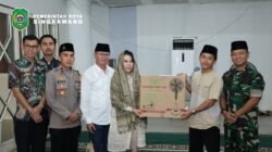 Wali Kota Singkawang Tjhai Chui Mie menyerahkan bantuan hibah dan doorprize pada kegiatan Safari Ramadhan di Masjid Agung Nurul Islam. (Dok. HO/Faktakalbar.id)