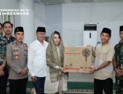 Safari Ramadhan di Masjid Agung, Tjhai Chui Mie Serahkan Hibah untuk Tiga Rumah Ibadah