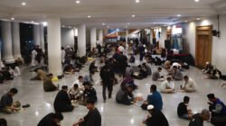 Remaja Mujahidin Pontianak menyiapkan 1.000 porsi sahur gratis selama i’tikaf Ramadan 1447 H. Simak syarat pengambilan kupon sahur di sini. (Dok: HO/Faktakalbar.id)