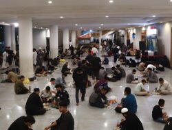 Sahur Gratis Saat I’tikaf di Masjid Mujahidin Pontianak