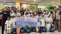 "Menjelang Idul Fitri, 20 anak yatim di Pontianak diajak berbelanja baju Lebaran dan berbuka puasa bersama melalui program kolaborasi CSR lintas sektor. "