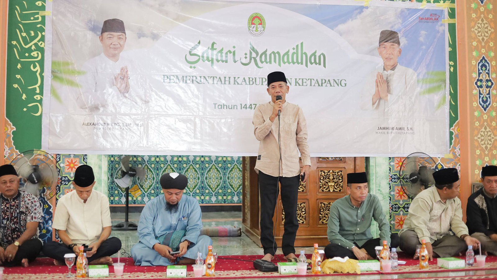 Wakil Bupati Ketapang Jamhuri Amir memberikan sambutan di hadapan warga saat acara Safari Ramadan Pemkab Ketapang di Masjid Al-Mujahidin, Desa Mekar Sari. (Dok. HO/Faktakalbar.id)