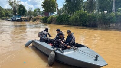 Personel TNI AL Kodaeral XII menggunakan kapal motor cepat melakukan penyisiran di Sungai Kapuas Sanggau untuk mencari korban kapal tenggelam. (Dok. HO/Faktakalbar.id)