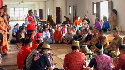 Rapat koordinasi dan dialog terkait rencana penertiban lahan kawasan hutan yang dikuasai secara ilegal oleh perusahaan di Kabupaten Landak.