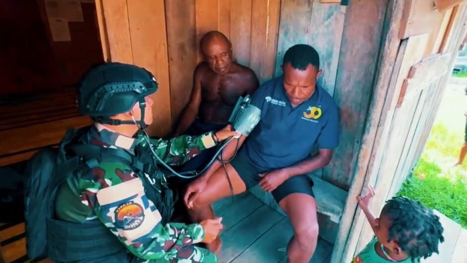 "Satgas Yon Parako 466 Pasgat menggelar patroli kesehatan door-to-door di Distrik Oksibil, Pegunungan Bintang. Simak upaya TNI dalam memberikan layanan medis bagi warga pelosok Papua. "
