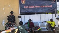 Prajurit medis dari Satgas Yon Parako 466 Pasgat saat memberikan layanan pemeriksaan kesehatan gratis kepada warga di Distrik Korowai Batu, Kabupaten Boven Digoel.