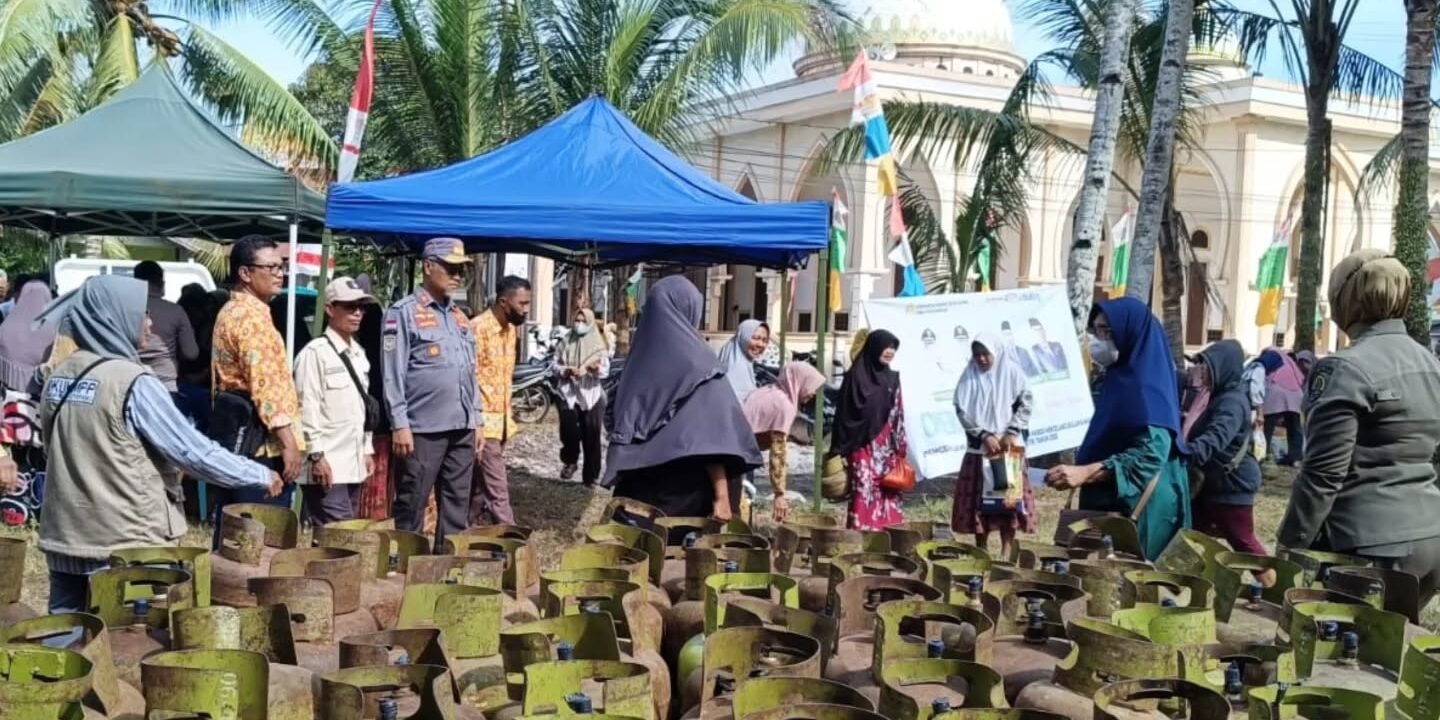 Satpol PP Ketapang Amankan Operasi Pasar Murah dan Gas LPG 3 Kg di Benua Kayong. (Dok. HO/Faktakalbar.id)