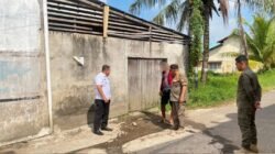 Personel Satpol PP Kabupaten Ketapang saat melakukan pengecekan lapangan dan memberikan teguran terkait pembuangan limbah air ke jalan. (Dok. HO/Faktakalbar.id)