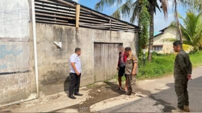 Personel Satpol PP Kabupaten Ketapang saat melakukan pengecekan lapangan dan memberikan teguran terkait pembuangan limbah air ke jalan. (Dok. HO/Faktakalbar.id)