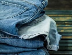Jangan Sering Dicuci! Ini Frekuensi Mencuci Celana Jeans yang Benar Menurut Ahli