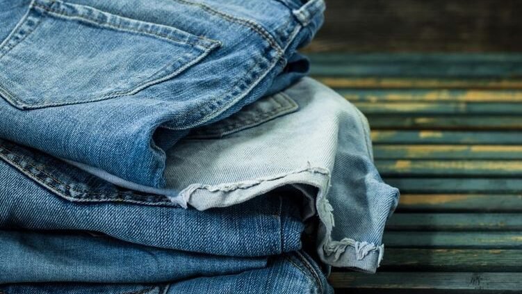 "Mencuci celana jeans terlalu sering bisa merusak warna dan bentuk. Simak rekomendasi ahli tentang frekuensi mencuci denim yang benar agar awet."