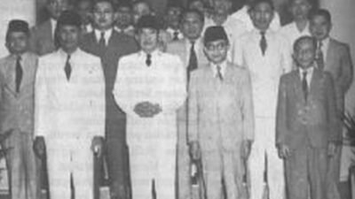 "Ternyata THR bukan sekadar tradisi! Simak sejarah lahirnya THR di Indonesia yang dimulai sejak Kabinet Sukiman tahun 1951 hingga menjadi hak semua pekerja."