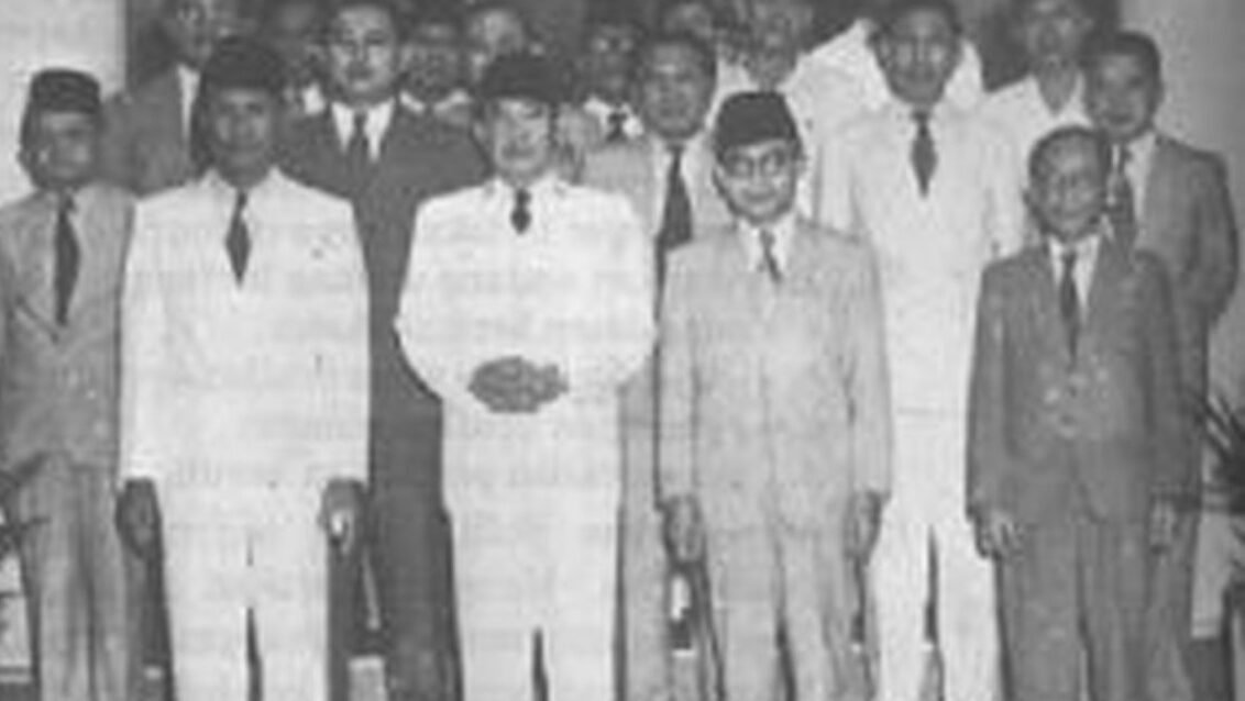 "Ternyata THR bukan sekadar tradisi! Simak sejarah lahirnya THR di Indonesia yang dimulai sejak Kabinet Sukiman tahun 1951 hingga menjadi hak semua pekerja."