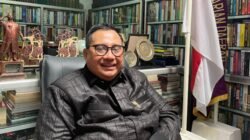 "Menelusuri sejarah feri Bardan–Siantan di Pontianak yang ada sejak 1932. Berawal dari pelampung bambu hingga menjadi ikon transportasi Sungai Kapuas."