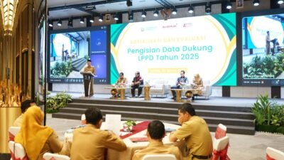 Sekretaris Daerah Kota Pontianak, Amirullah, memberikan arahan dalam acara Sosialisasi dan Evaluasi Pengisian Data Dukung LPPD Tahun 2026 di Hotel Golden Tulip. (Dok. HO/Faktakalbar.id)