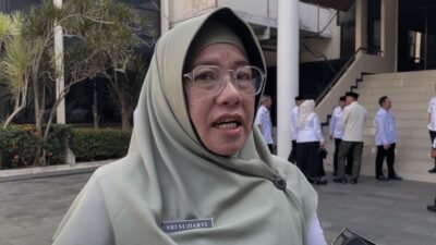 "Pemerintah batalkan wacana sekolah daring saat krisis global. Disdikbud Kota Pontianak sebut sistem daring sulitkan siswa bertanya jawab secara langsung."