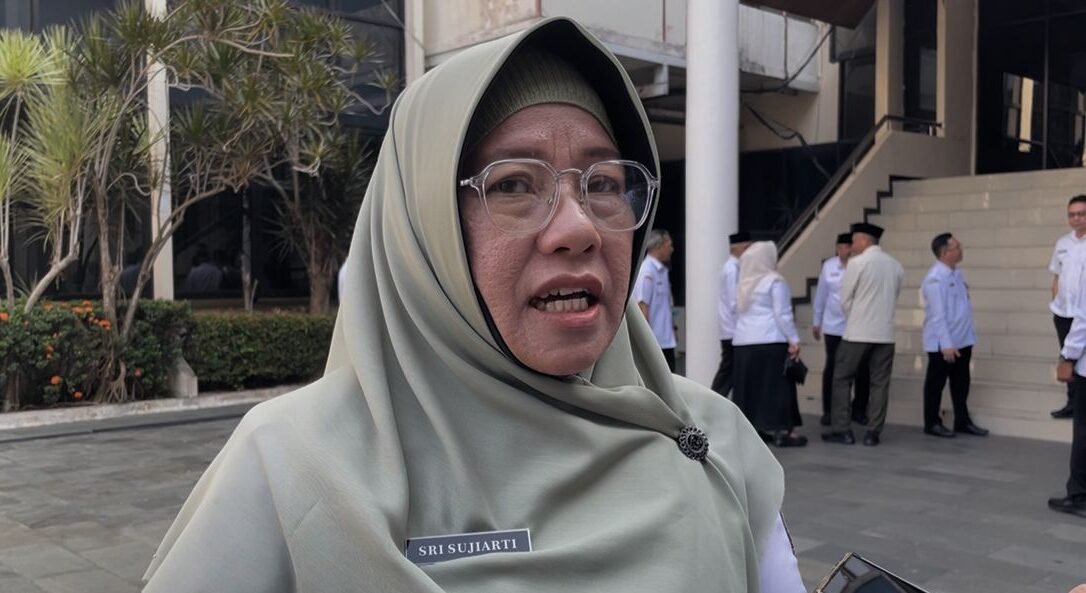 "Pemerintah batalkan wacana sekolah daring saat krisis global. Disdikbud Kota Pontianak sebut sistem daring sulitkan siswa bertanya jawab secara langsung."