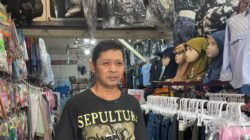 "Pedagang baju di kawasan Kota Baru Pontianak mengeluhkan sepinya pembeli menjelang Idul Fitri 2026. Penurunan omzet ini diduga akibat gempuran toko online dan ekonomi yang lesu. "