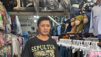 "Pedagang baju di kawasan Kota Baru Pontianak mengeluhkan sepinya pembeli menjelang Idul Fitri 2026. Penurunan omzet ini diduga akibat gempuran toko online dan ekonomi yang lesu. "