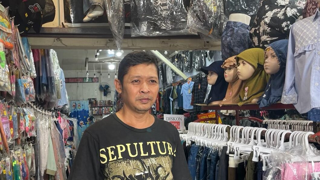 "Pedagang baju di kawasan Kota Baru Pontianak mengeluhkan sepinya pembeli menjelang Idul Fitri 2026. Penurunan omzet ini diduga akibat gempuran toko online dan ekonomi yang lesu. "