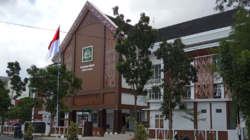 "Kejari Pontianak memfokuskan pemeriksaan terhadap tersangka TK terkait dugaan korupsi dana hibah Pilwako 2024. TK sebelumnya berhalangan hadir pada pemanggilan pertama."