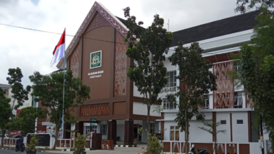 "Kejari Pontianak memfokuskan pemeriksaan terhadap tersangka TK terkait dugaan korupsi dana hibah Pilwako 2024. TK sebelumnya berhalangan hadir pada pemanggilan pertama."