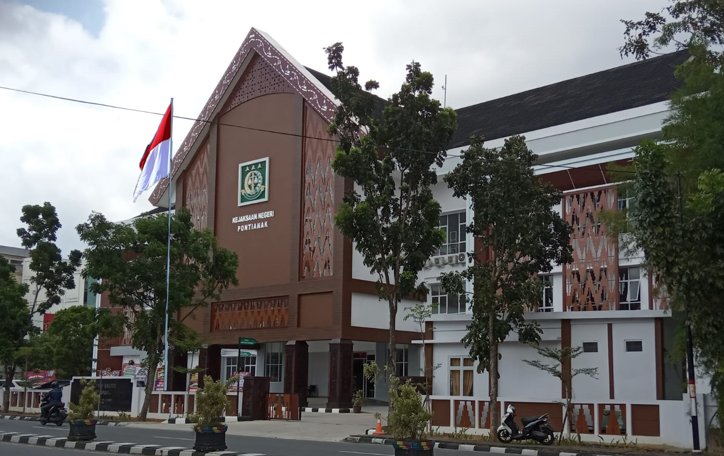 "Kejari Pontianak memfokuskan pemeriksaan terhadap tersangka TK terkait dugaan korupsi dana hibah Pilwako 2024. TK sebelumnya berhalangan hadir pada pemanggilan pertama."