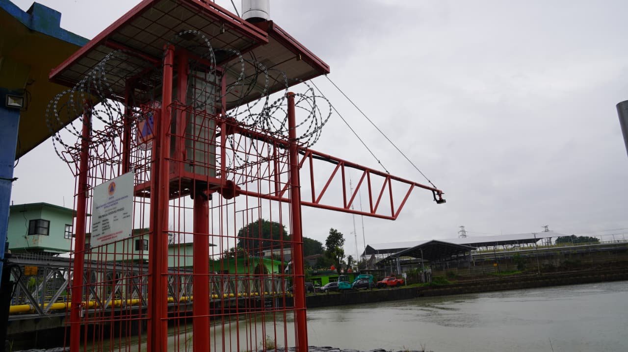Alat sensor Early Warning System(EWS) yang terinstalasi di Bendung Prisdo, Bekasi Timur, Kota Bekasi. (Dok: HO/Faktakalbar.id)