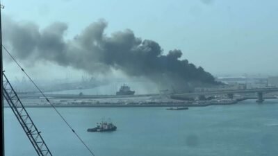 Asap hitam membubung tinggi di kawasan pelabuhan Abu Dhabi setelah serangan pesawat nirawak. (Dok. Ist)