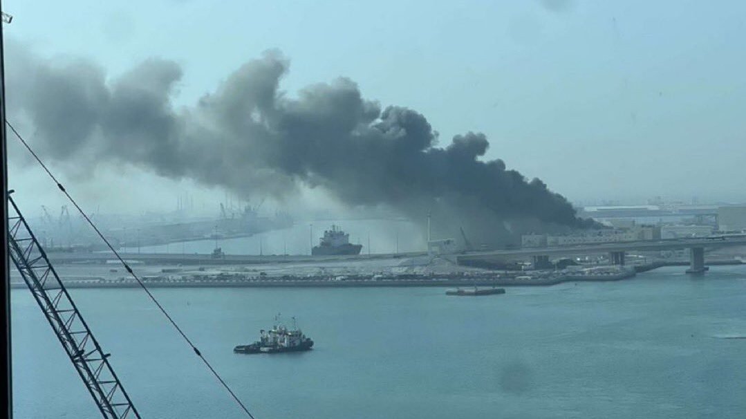 Asap hitam membubung tinggi di kawasan pelabuhan Abu Dhabi setelah serangan pesawat nirawak. (Dok. Ist)