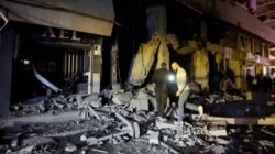 Warga memeriksa puing bangunan di pinggiran Beirut pasca serangan udara Israel yang menyasar wilayah permukiman sipil. (Dok. HO/Faktakalbar.id)