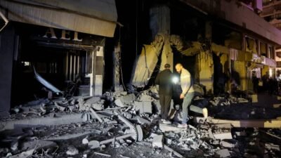 Warga memeriksa puing bangunan di pinggiran Beirut pasca serangan udara Israel yang menyasar wilayah permukiman sipil. (Dok. HO/Faktakalbar.id)