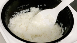 "Memasak nasi yang kurang air sering kali menghasilkan tekstur mengkal atau setengah matang. Kenali risiko gangguan pencernaan akibat makan nasi mengkal."