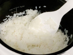 Sering Makan Nasi Mengkal? Kenali 4 Bahayanya bagi Kesehatan Pencernaan